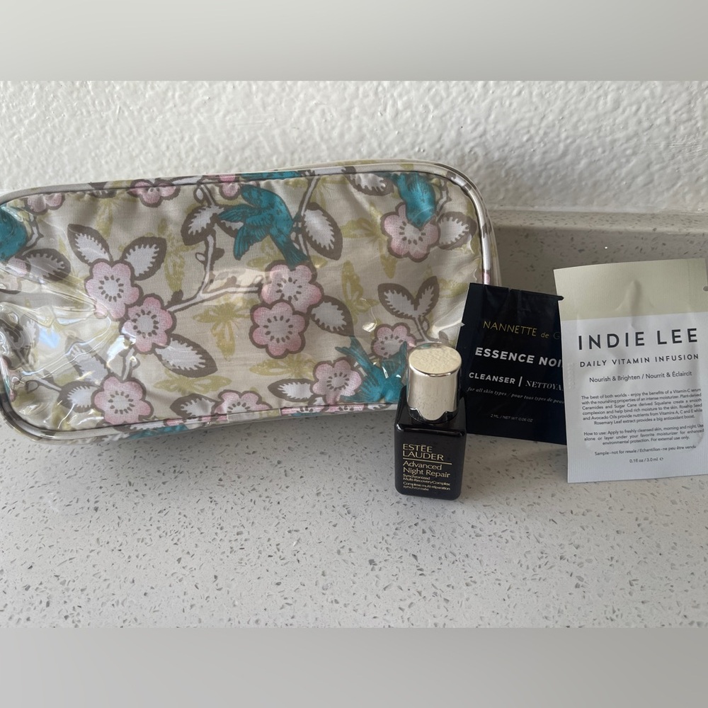 Lot: Makeup Bag, Estée Lauder Advanced Repair Serum, & 2 Skincare Samples